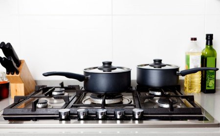 உங்க கேஸ் அடுப்பில் இருக்கும் கறைகளை நொடியில் நீக்கணுமா? இதை மட்டும் செய்யுங்க  போதும்