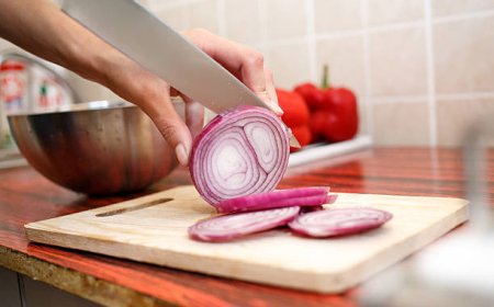 வெங்காயம் உரிக்கும் போது கண்ணீர் வருவது ஏன்? காரணம் தெரிந்தால் நிச்சயம் கவலைகள் பறந்துவிடும்