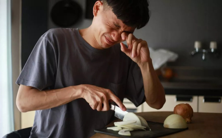 கண்ணீர் சிந்தாமல் வெங்காயம் வெட்டணுமா? அப்போ இந்த சிம்பிள் டிப்ஸ் ட்ரை பண்ணுங்க