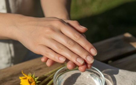 நகங்கள் உங்கள் அழகின் பிரதிபலிப்பு – 10 சிறந்த நக பராமரிப்பு யோசனைகள்!