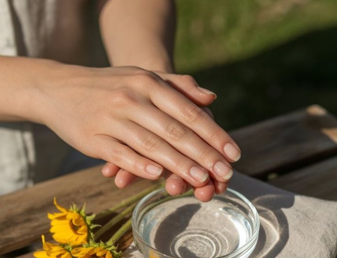 நகங்கள் உங்கள் அழகின் பிரதிபலிப்பு – 10 சிறந்த நக பராமரிப்பு யோசனைகள்!