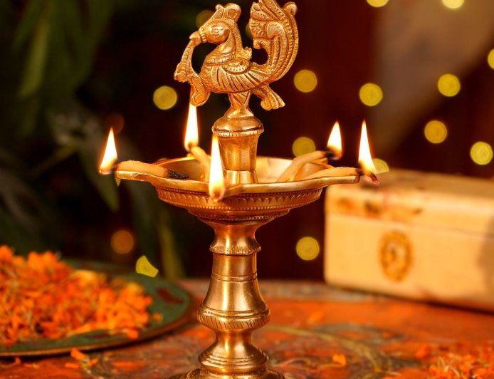 வீட்டில் விளக்கு ஏன் ஏற்றுகிறோம்? ஒளிக்குப் பின்னால் இருக்கும் அழகான தமிழர் பாரம்பரியம்!