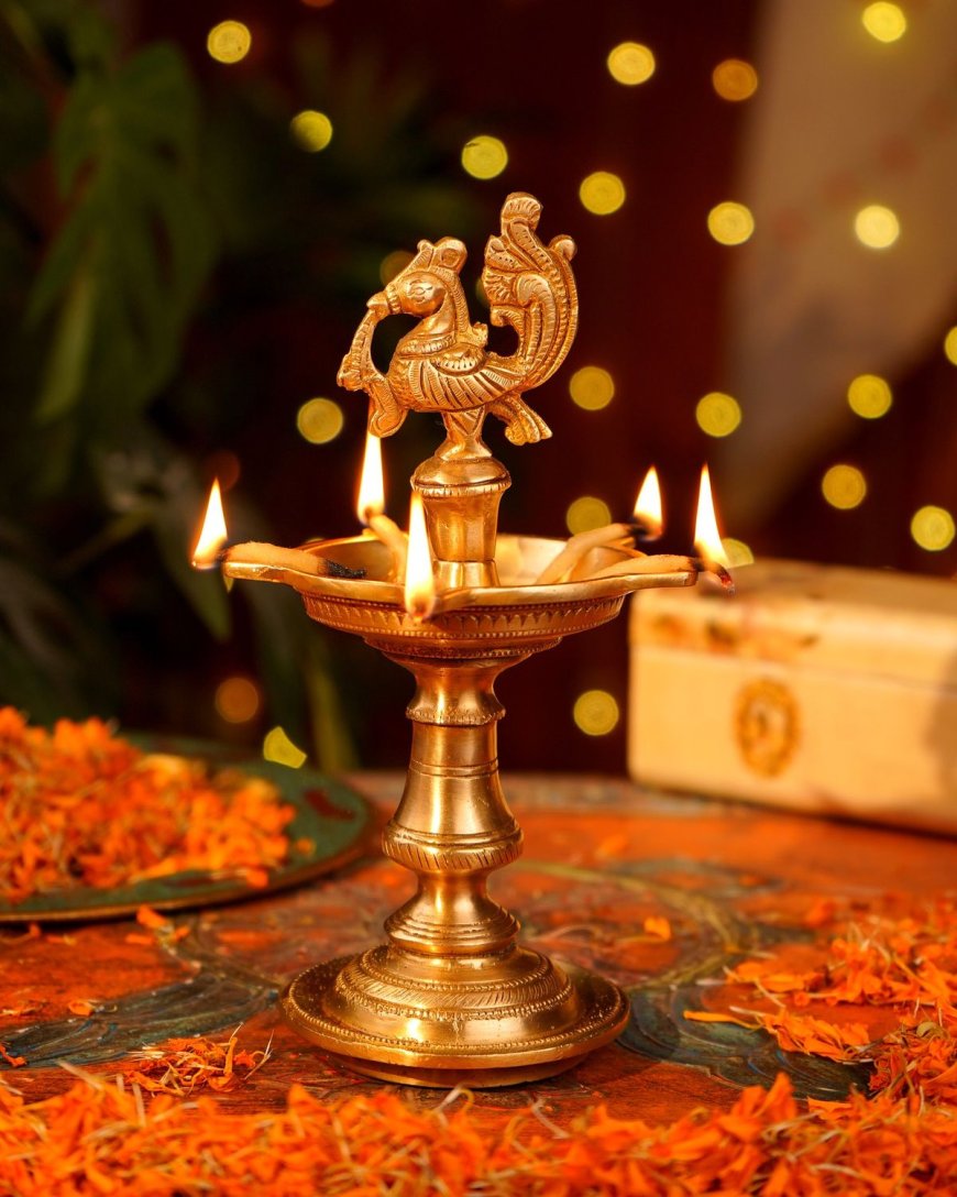 வீட்டில் விளக்கு ஏன் ஏற்றுகிறோம்? ஒளிக்குப் பின்னால் இருக்கும் அழகான தமிழர் பாரம்பரியம்!